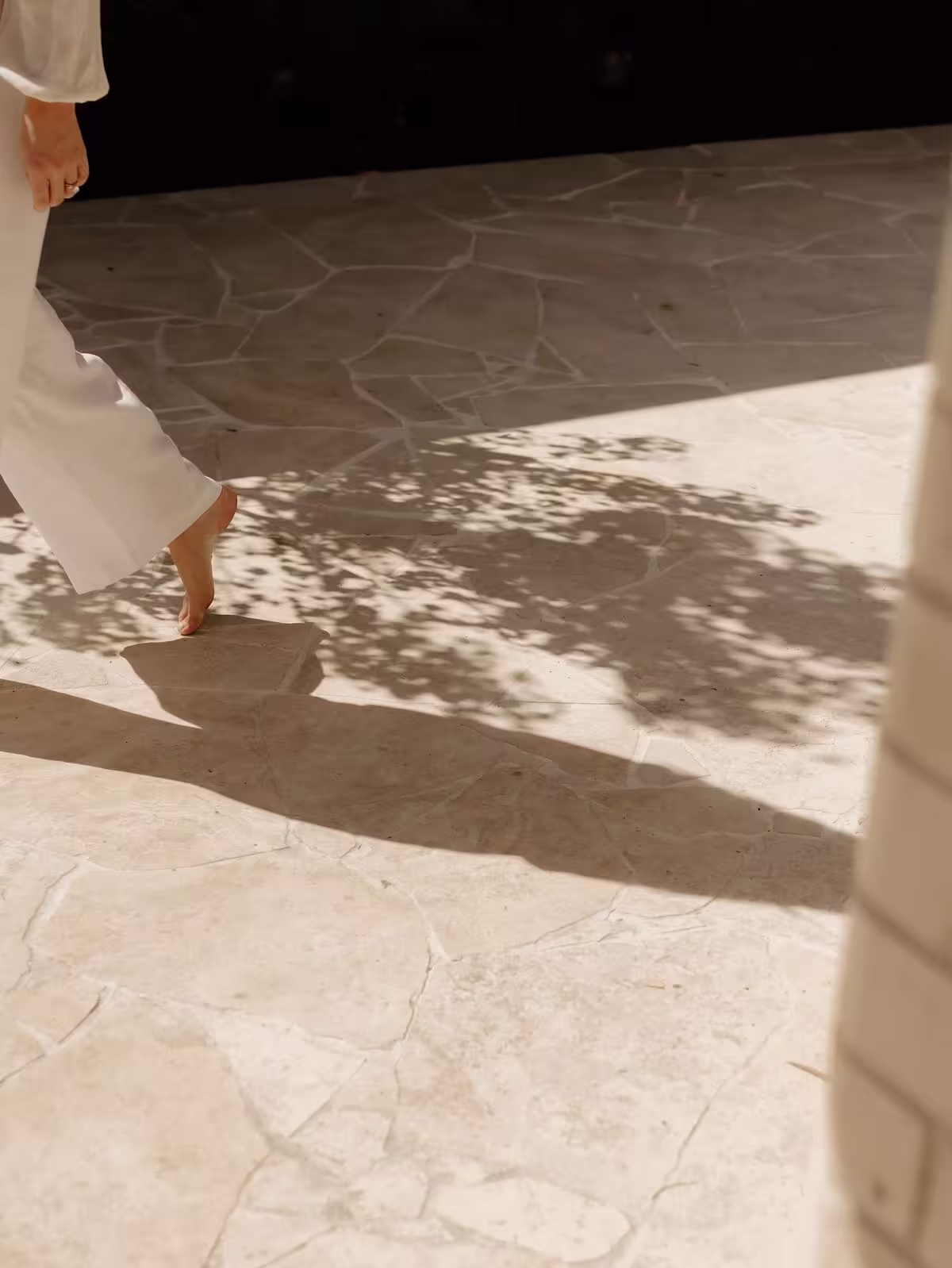 Detalhe arquitetônico — material, textura, luz